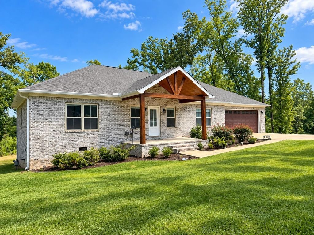 320 Hawthorne Ln, Savannah