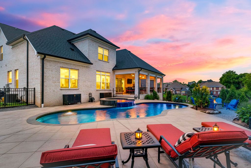 1012 Keeneland Dr, Gallatin