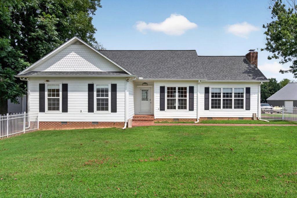 712 S College St, Smithville