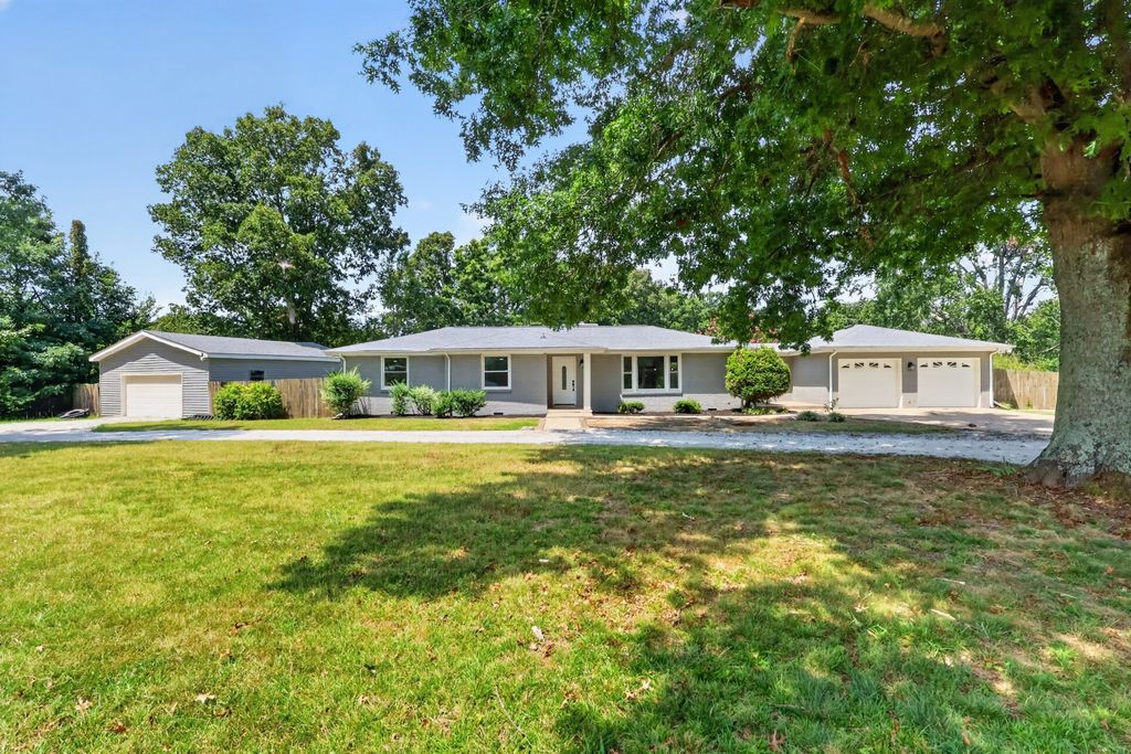 7302 Henry Dr, Fairview