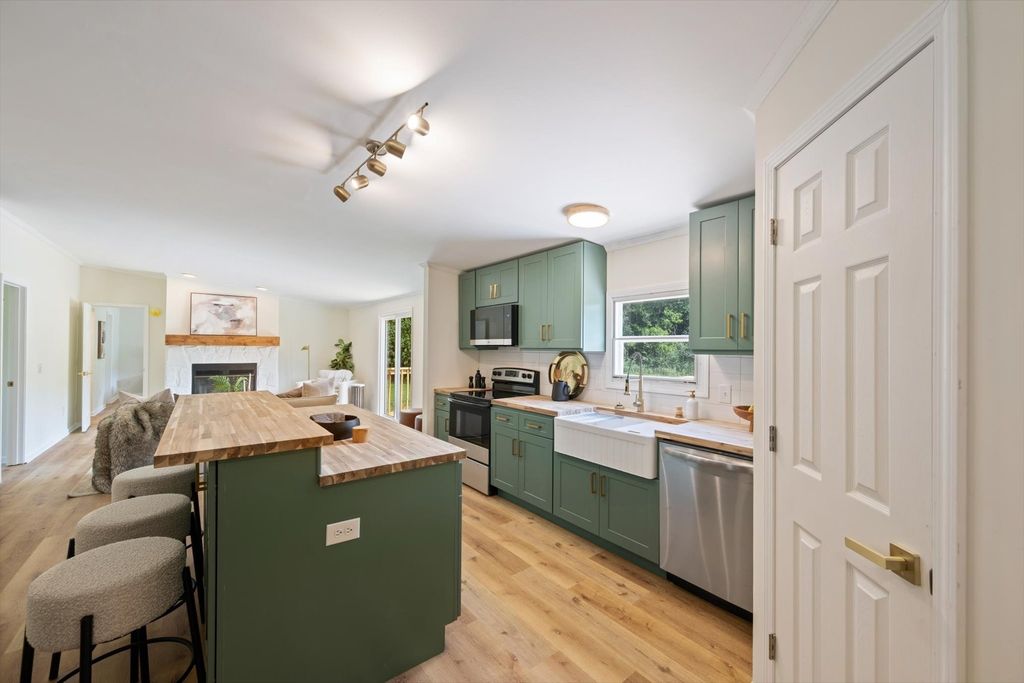 334 Deer Point Rd, Unionville