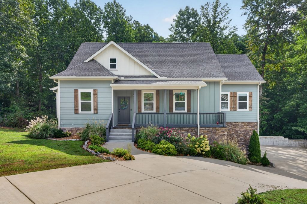 809 Ruby Way, White Bluff