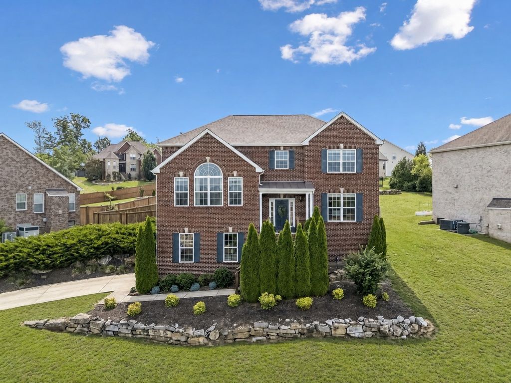 118 Manor Way, Hendersonville