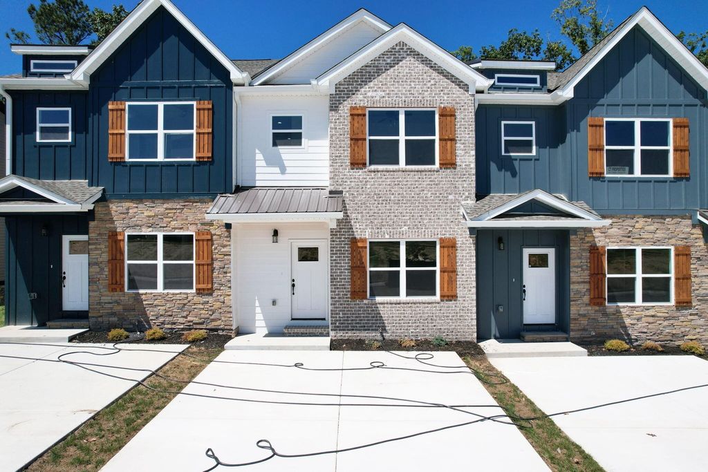 3036 Three Creeks Drive Nw, Cleveland