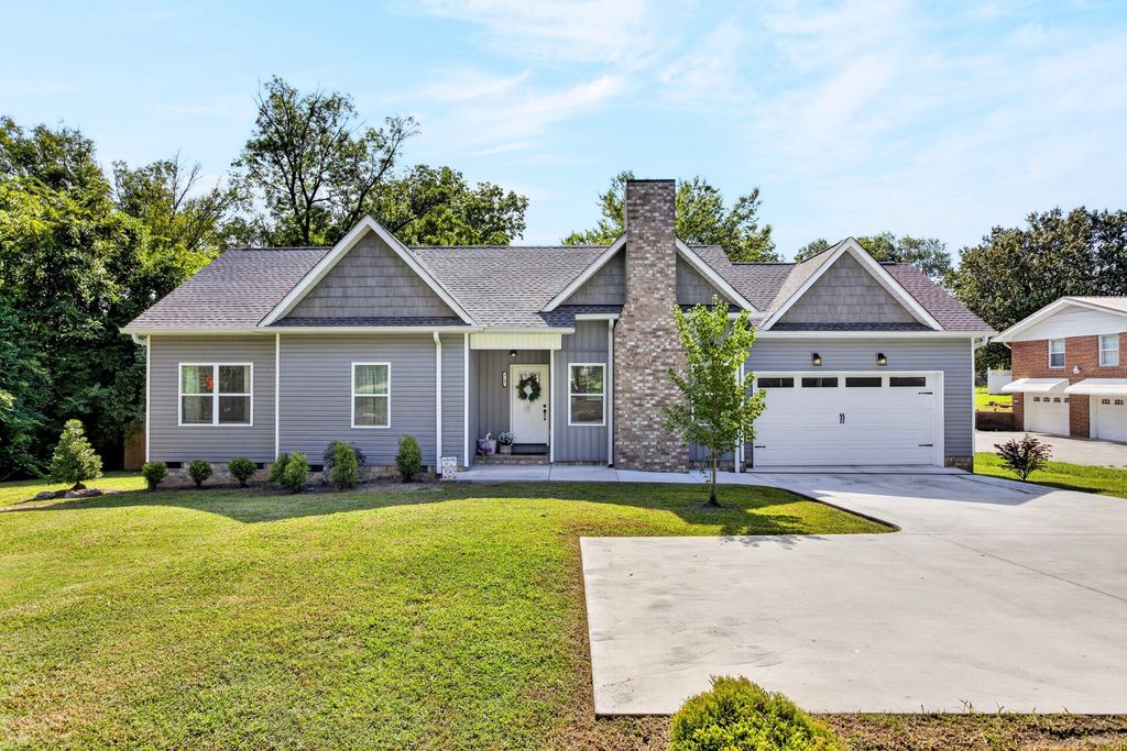 2102 Peerless Rd Nw, Cleveland