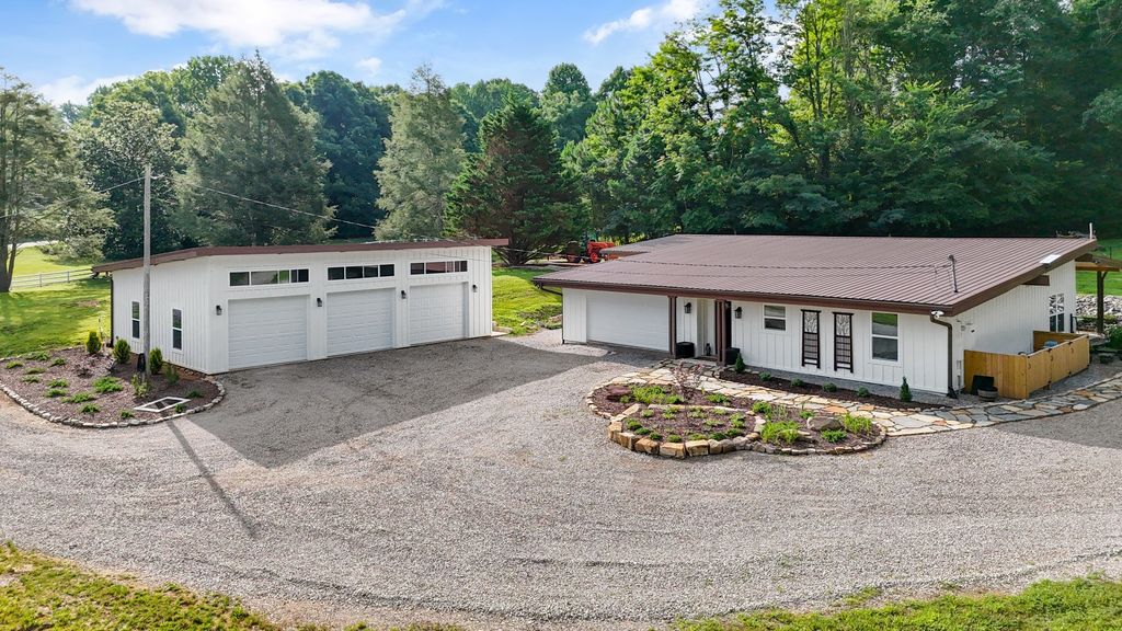2395 Mecca Pike, Englewood