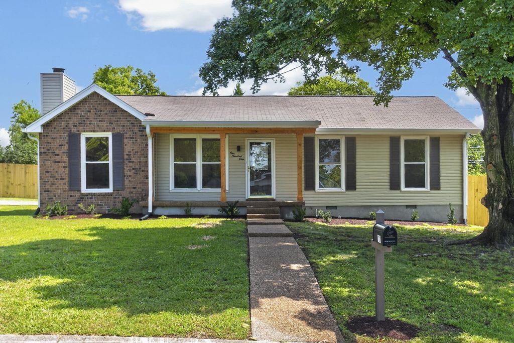 101 Pebble Creek Dr, Hendersonville