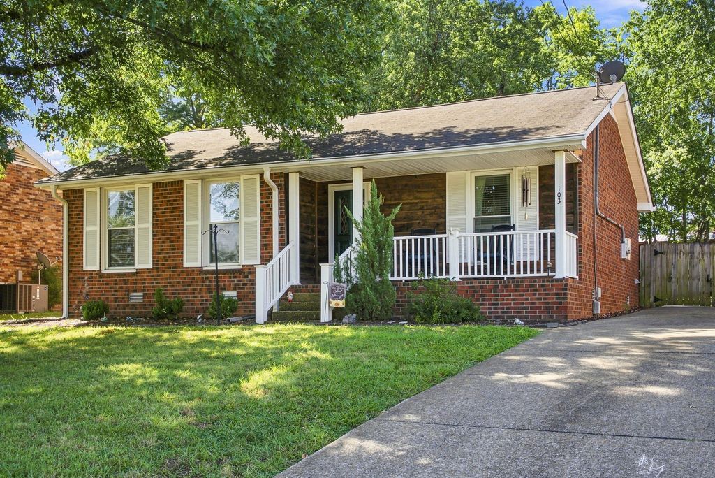 103 Glen Oak Ct W, Hendersonville