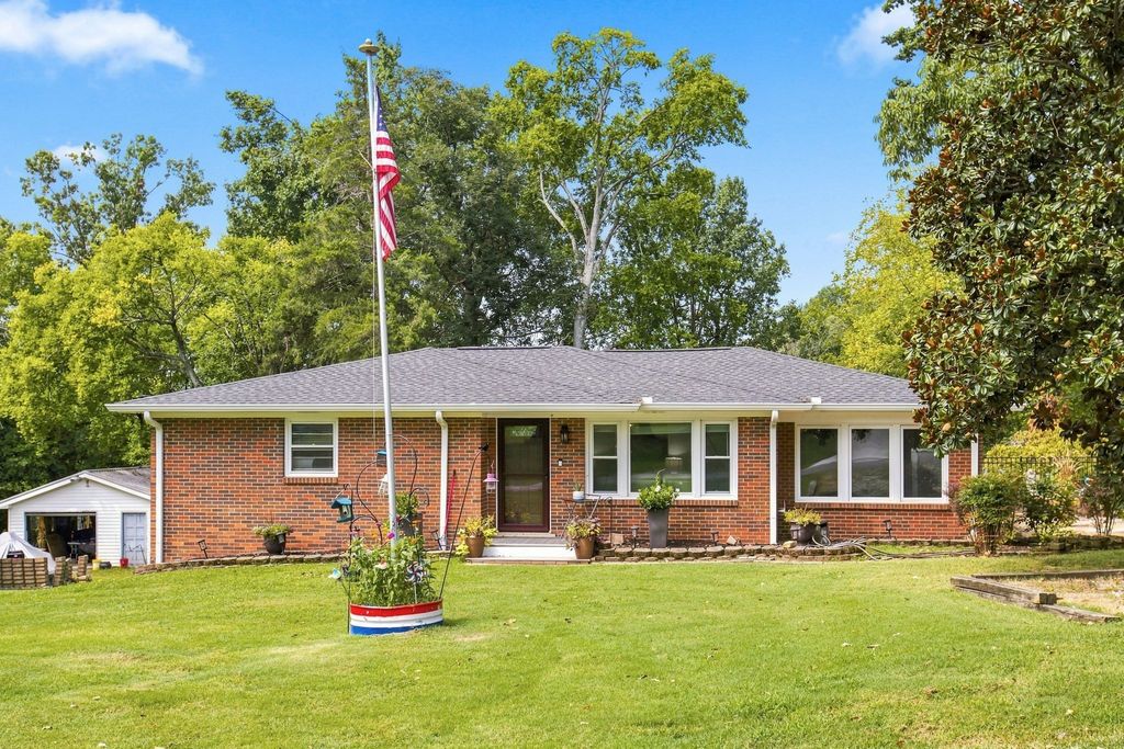 123 Forest Retreat Rd, Hendersonville