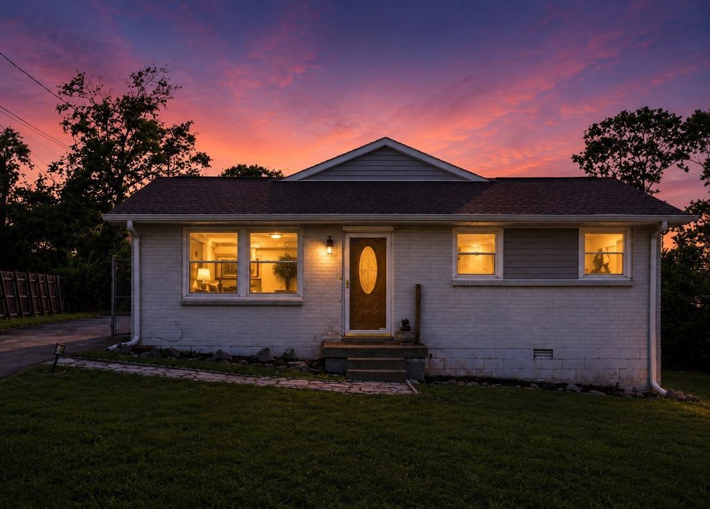 106 River Rd, Hendersonville