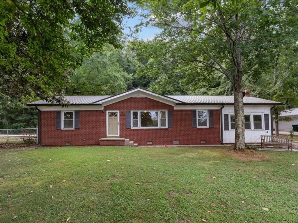 810 W Main St, Waverly
