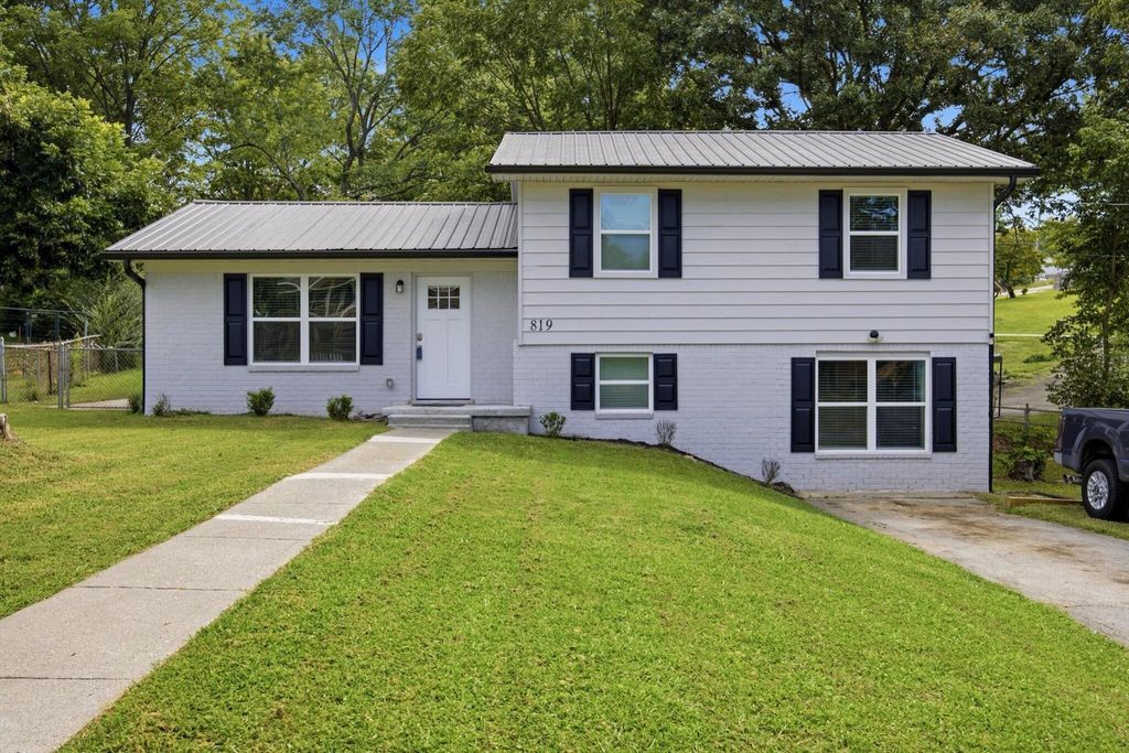 819 Scenic Drive Se, Cleveland