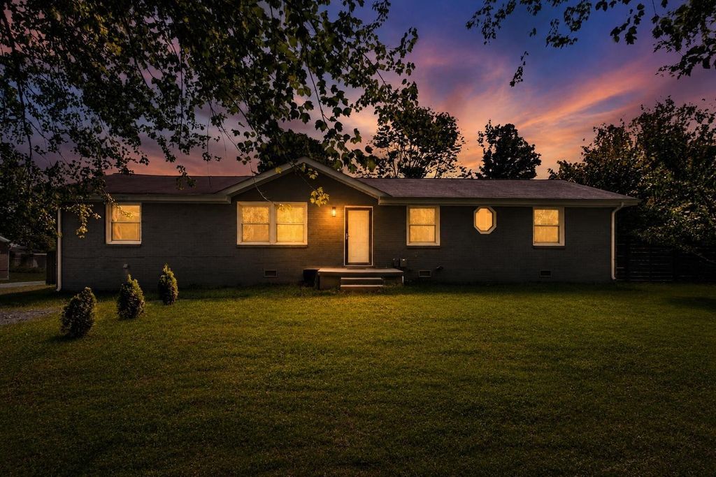 2057 Lake Rd, Greenbrier