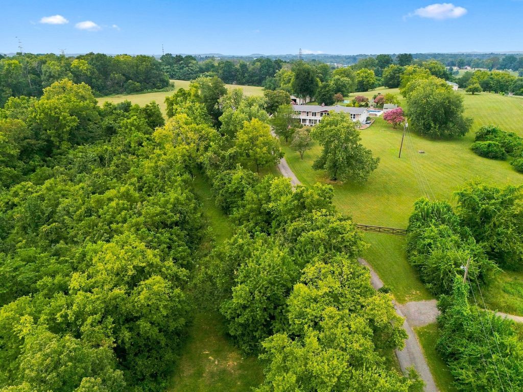 344 Peach Valley Rd, Gallatin