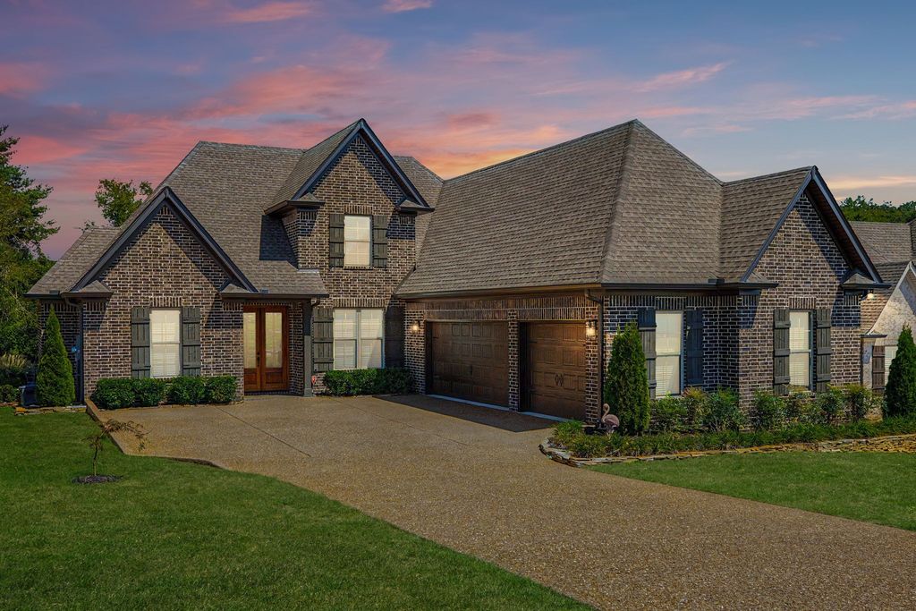 982 Luxborough Dr, Hendersonville