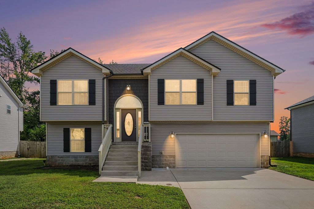 805 Rushing Dr, Clarksville