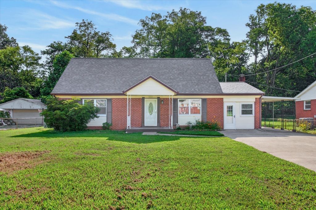 322 Plantation Dr, Clarksville