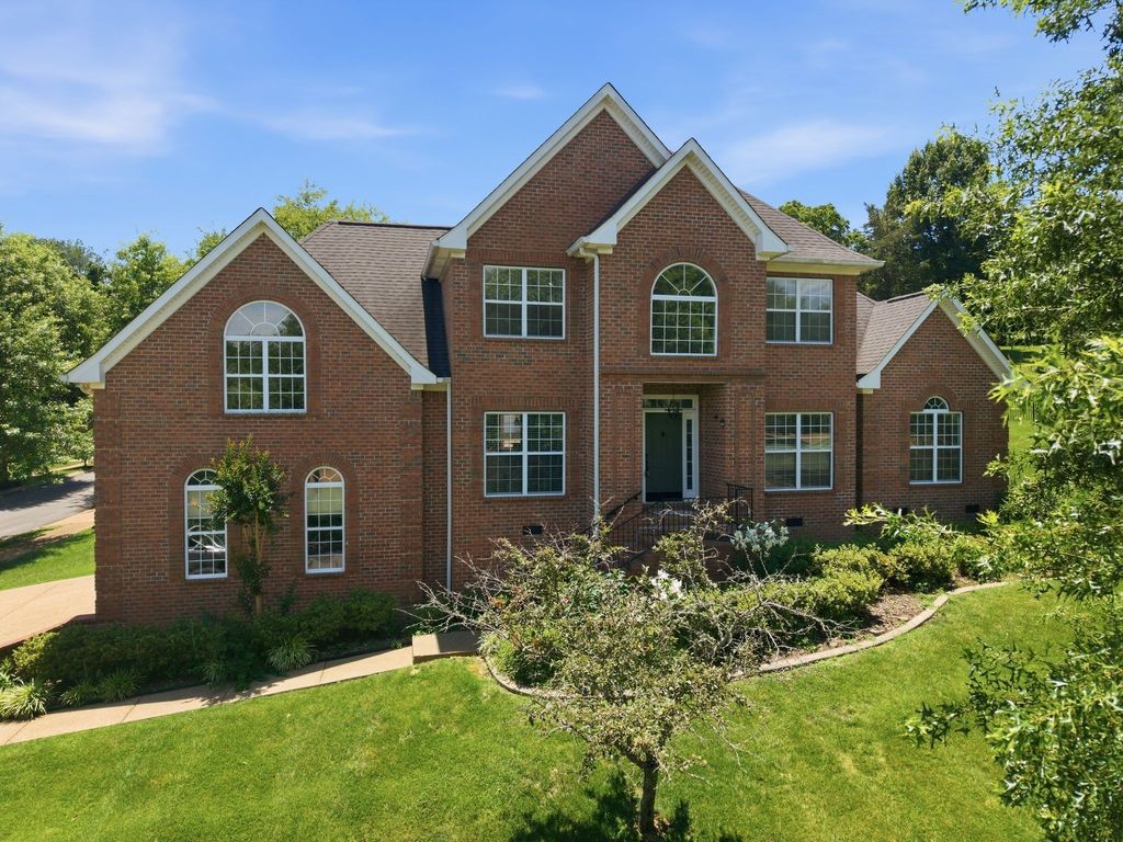 1046 Island Brook Dr, Hendersonville