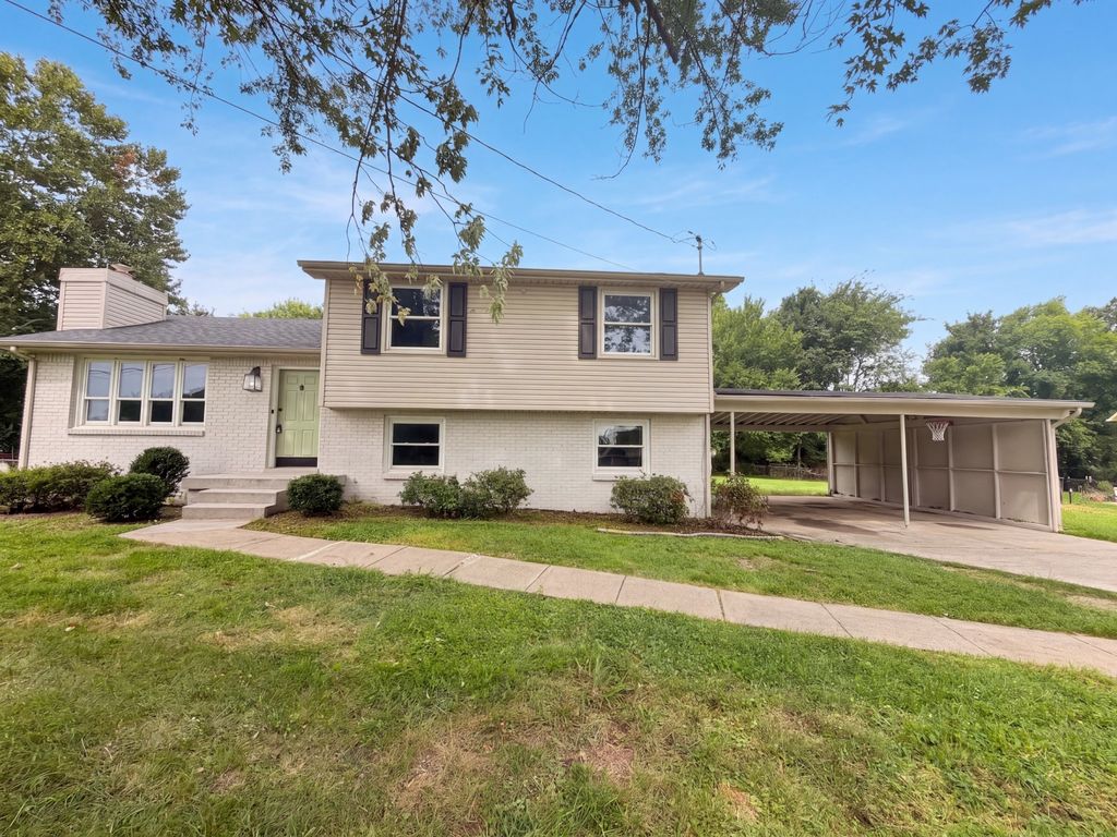 324 Woodale Dr, Clarksville