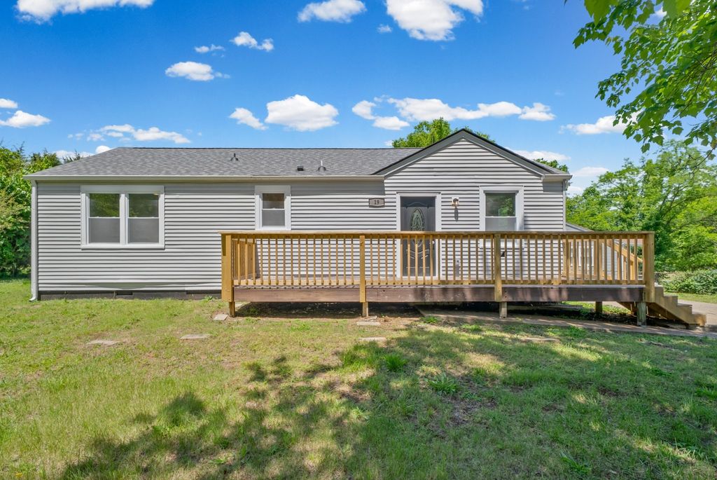 19 Chestnut Dr, Clarksville