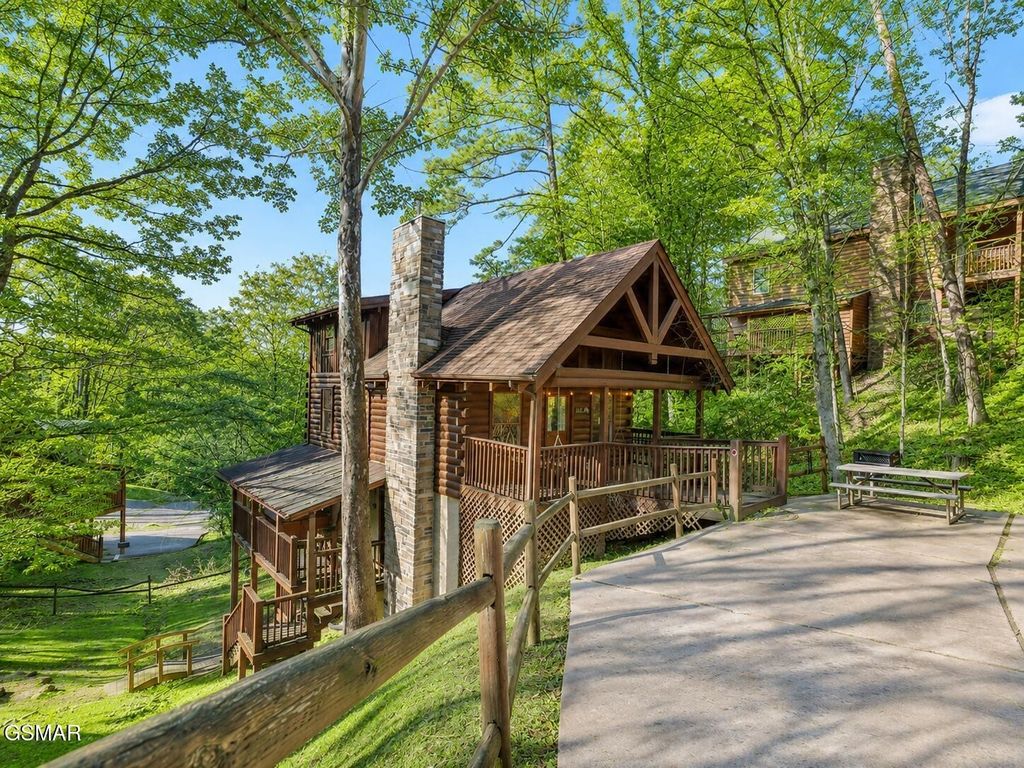 952 Iron Mtn Road, Pigeon Forge