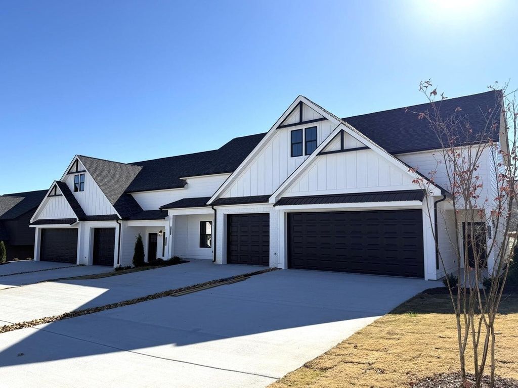 3244 Green Turtle Lane Ne, Cleveland