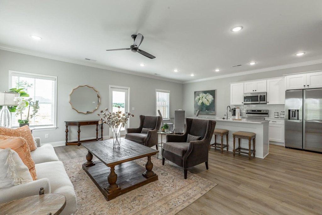 3222 Green Turtle Lane Ne, Cleveland