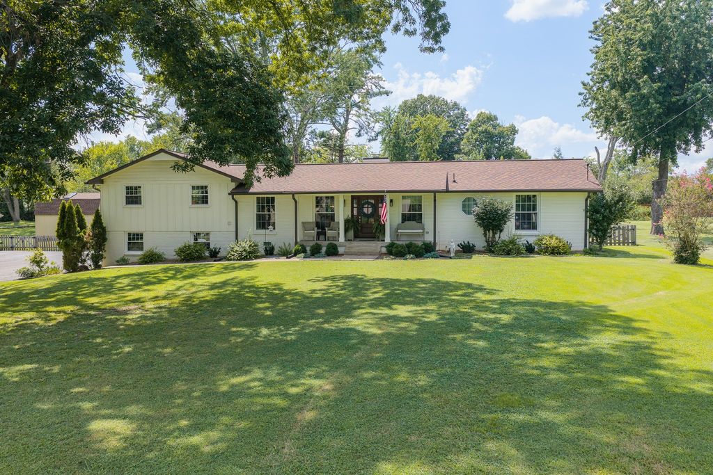 384 Indian Lake Rd, Hendersonville