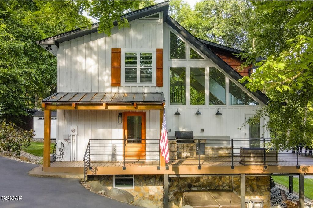 825 Plainview Drive, Dandridge