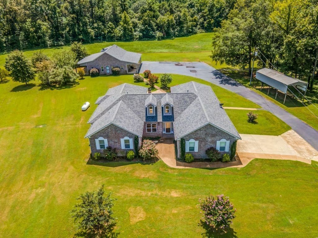 1215 Beaver Creek Dr, Mason