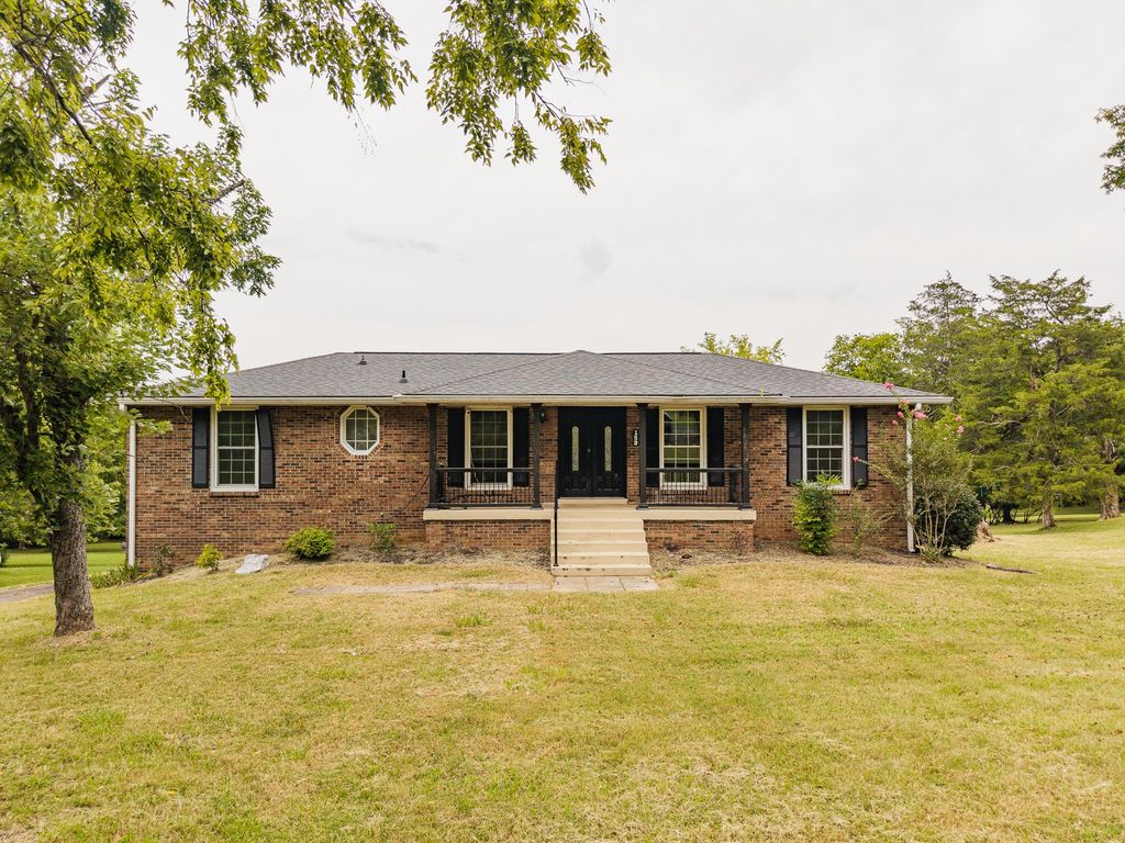 153 Country Club Dr, Hendersonville