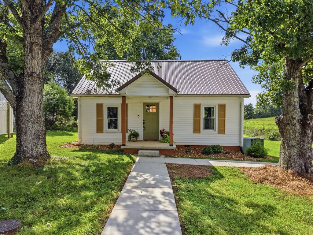 206 Slash Ln, Sparta