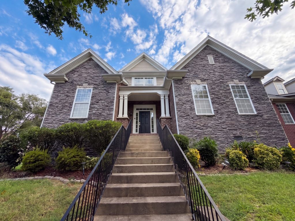 1064 Riverwood Village Blvd, Hermitage