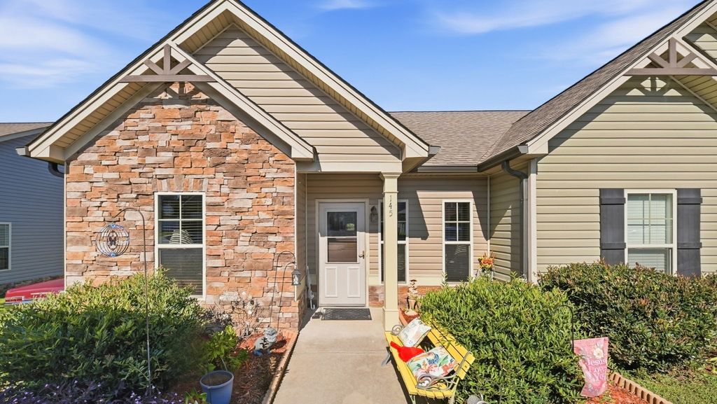 145 Belle Chase Way Ne, Cleveland