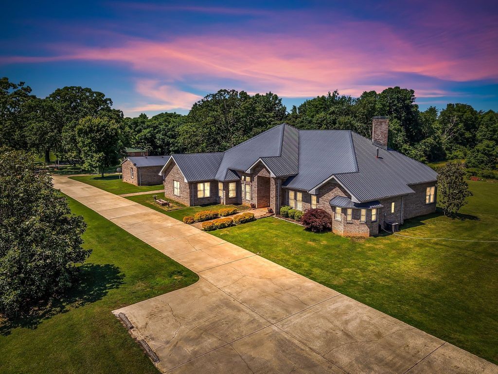 555 Randall Hitchcock Rd, Rock Island