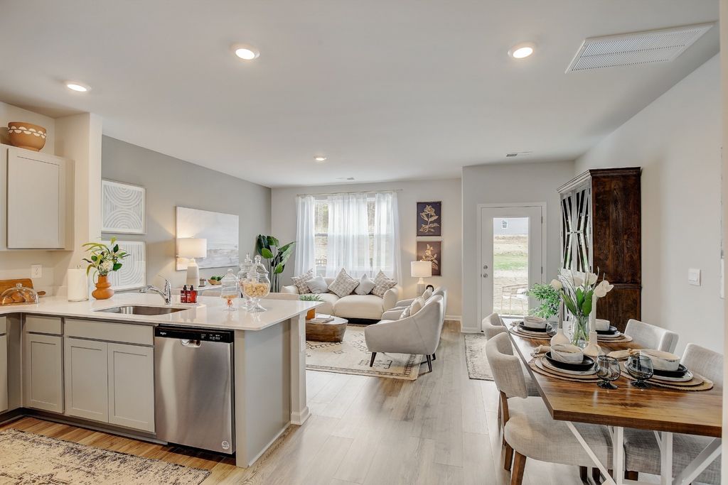 2239 Harlequin Point, Lebanon