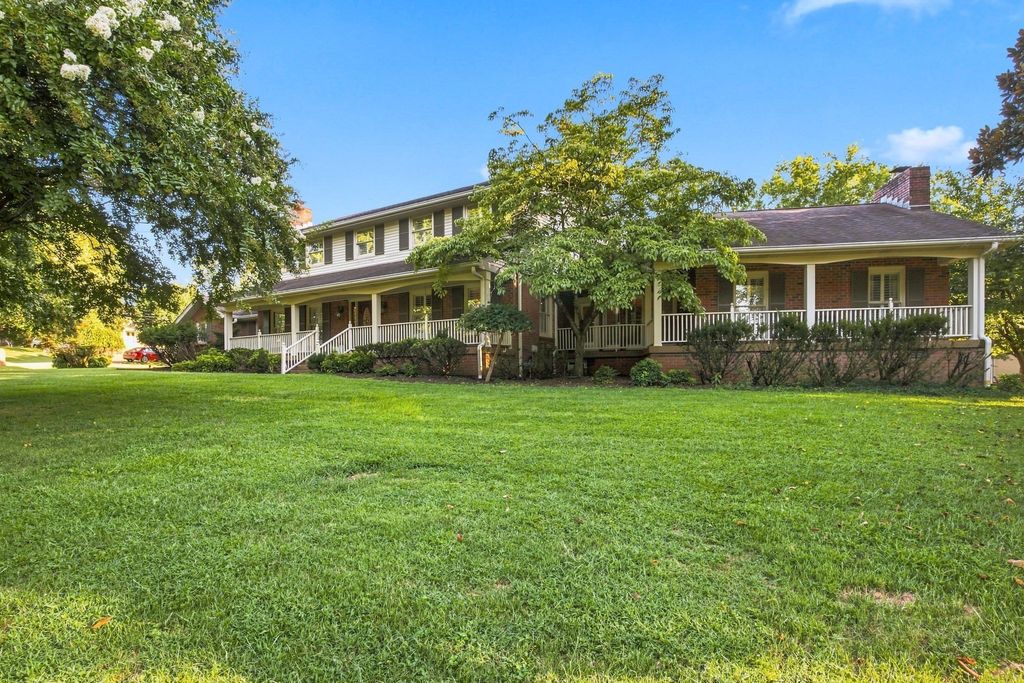 100 Applewood Valley Dr, Hendersonville