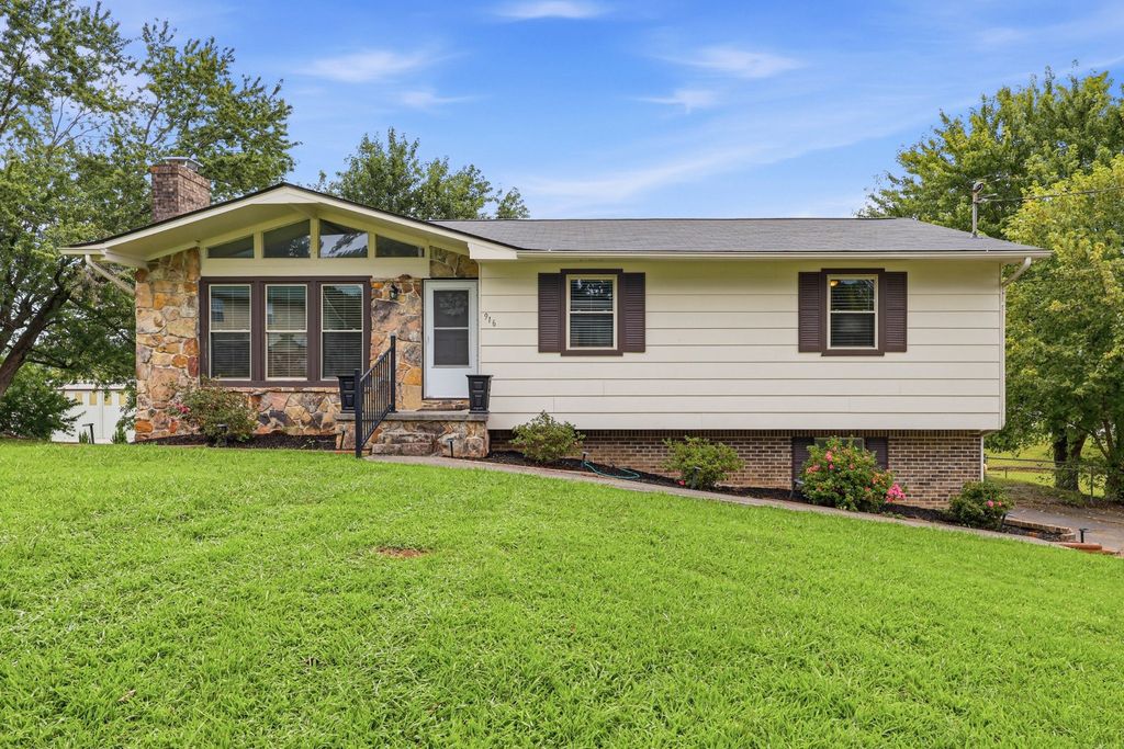 916 Tri Cir Ne, Cleveland