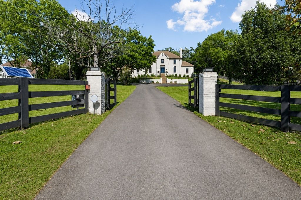 310 Deerwood Ln, Brentwood