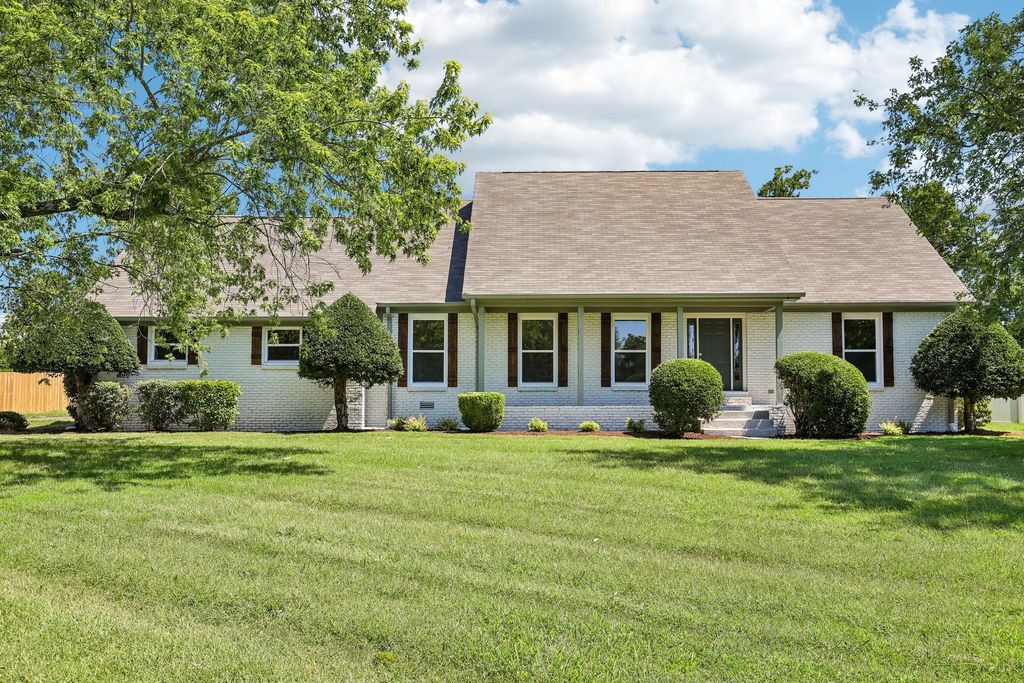 707 Davis Dr, Gallatin