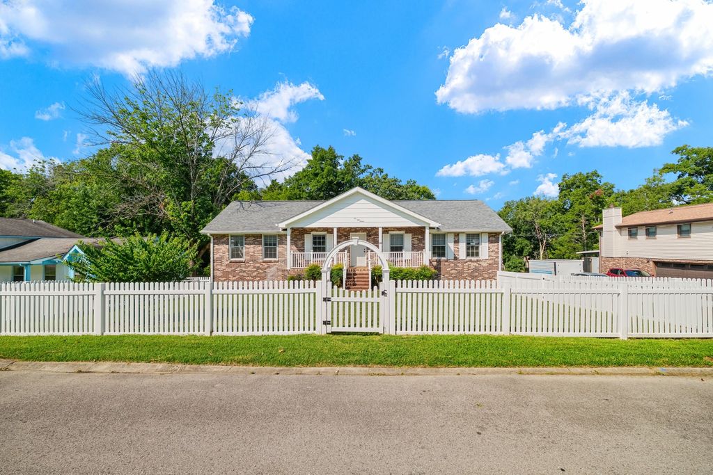 557 Castlegate Dr, Nashville