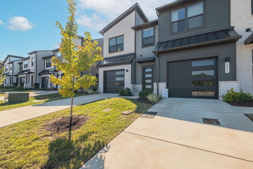 2037 Walnut Ln, Gallatin