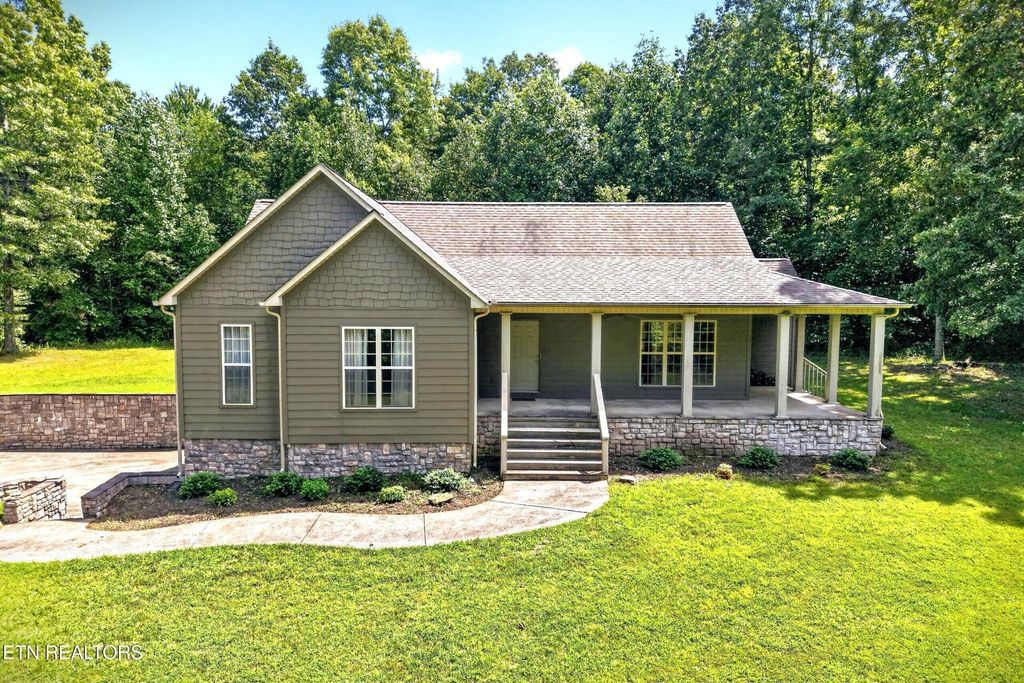 813 Mayland Rd, Crossville