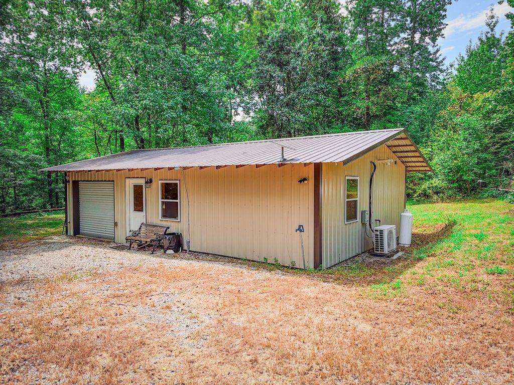 2195 Whiteoak Rd E, Clifton