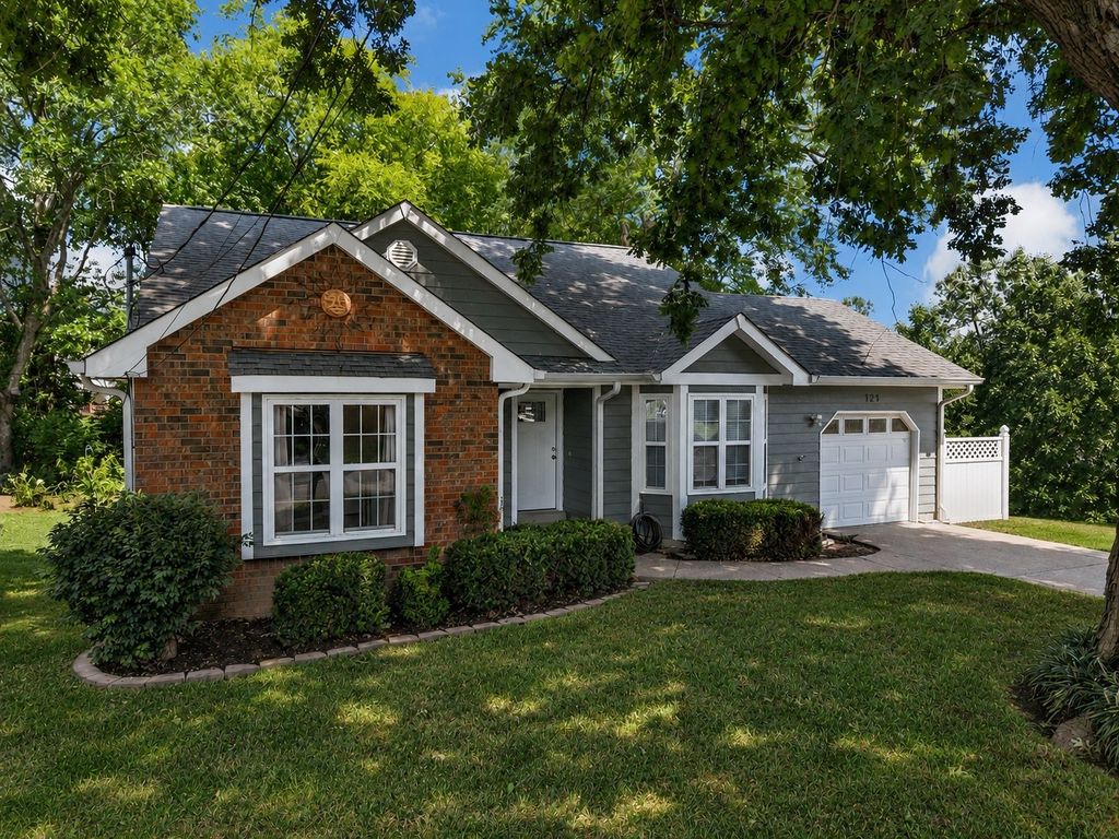 121 Agee Cir E, Hendersonville