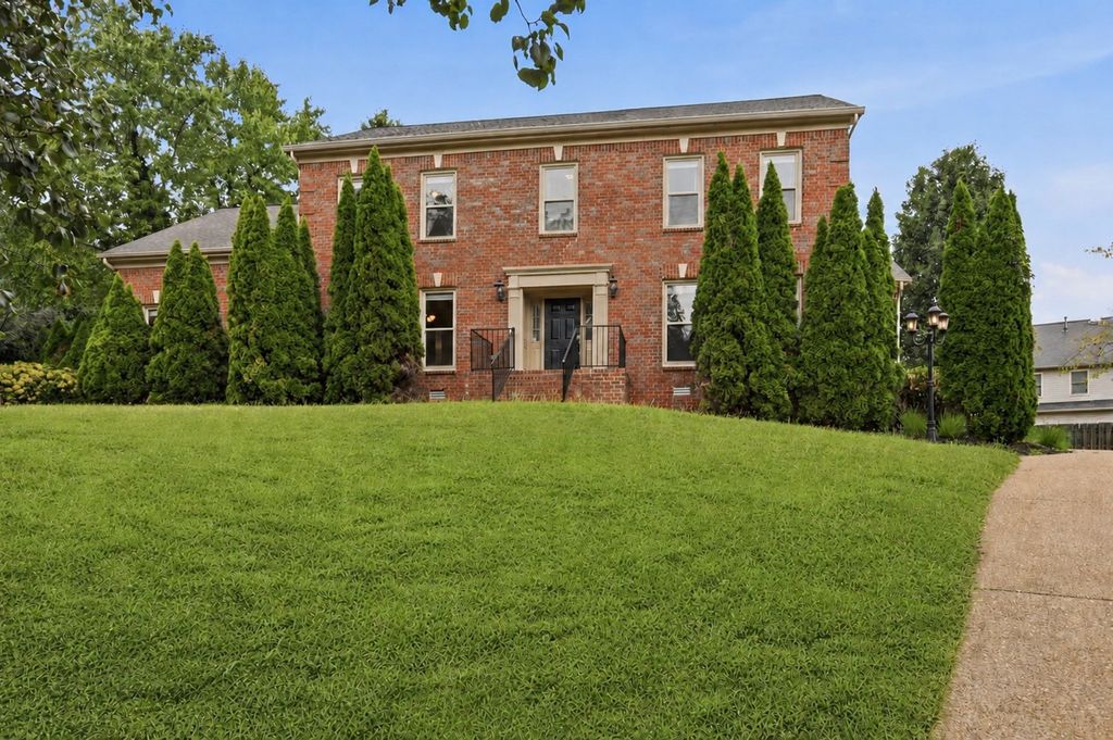 704 Postal Ct, Brentwood