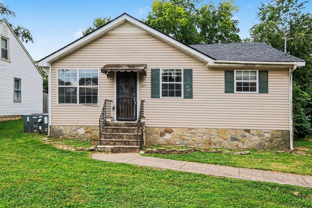 241 E Park Ave, Gallatin