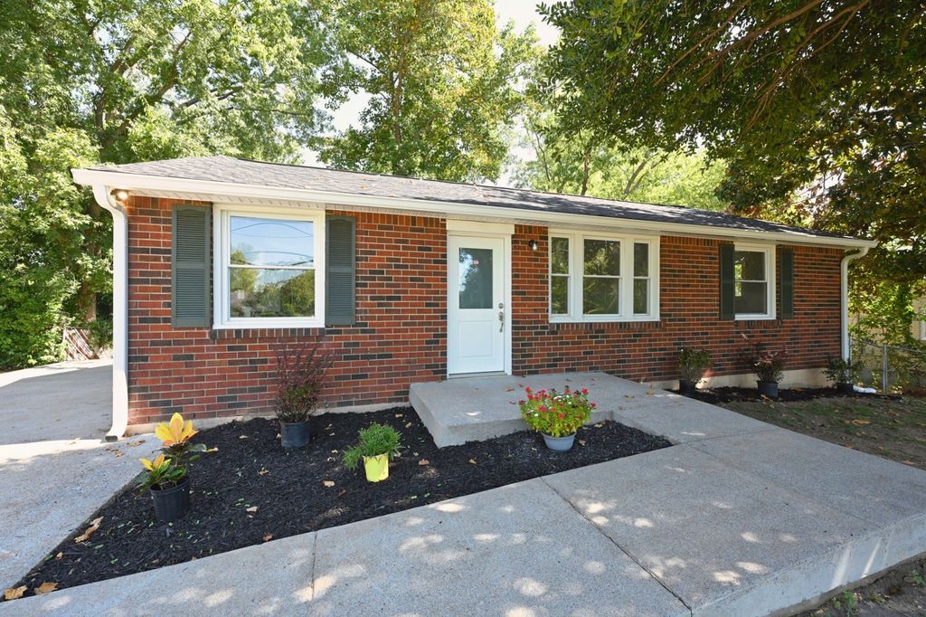 3944 Plantation Dr, Hermitage