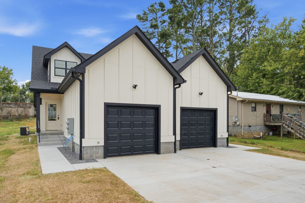 711 Demoss St A, Gallatin