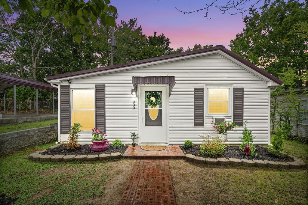 900 Oak Ln, Clarksville